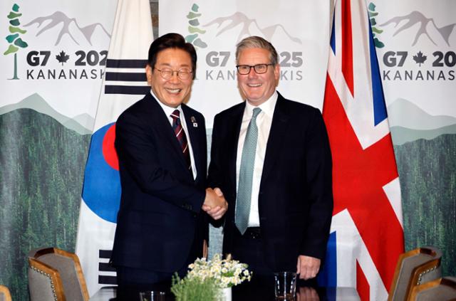▲ 이재명 대통령이 17일(현지 시간) 캐나다 앨버타주 카나나스키스 주요 7개국(G7) 정상회의장에서 키어 스타머 영국 총리를 만나 한-영 정상회담을 하며 악수하고 있다. ⓒ뉴시스