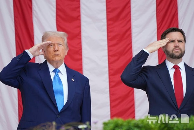 ▲ 미국 도널드 트럼프 대통령과 J.D. 밴스 부통령이 버지니아주 알링턴 국립묘지에서 열린 제157회 메모리얼 데이 추념식에 참석해 거수경례하고 있다. 250526 AP/뉴시스. ⓒ뉴시스