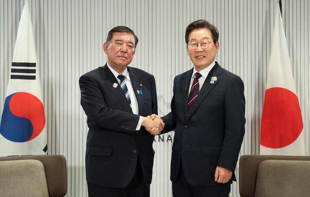 ▲ 이재명 대통령과 이시바 시게루 일본 총리가 17일(현지시간) 캐나다 앨버타주 캐내내스키스 주요 7개국(G7) 정상회의장에서 열린 한일 정상회담에서 악수하고 있다. ⓒ연합뉴스