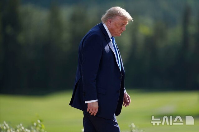 ▲ 도널드 트럼프 미국 대통령이 16일(현지시각) 캐나다 캐내내스키스에서 열린 주요 7개국(G7) 정상회의에서 참가국 정상들과 기념 촬영을 한 뒤 이동하고 있다. 출처=APⓒ뉴시스