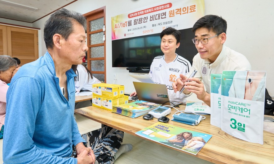 ▲ 섬 지역 주민이 ‘모비케어’를 부착하고 관계자로부터 설명을 듣고 있다.
 ⓒ대웅제약