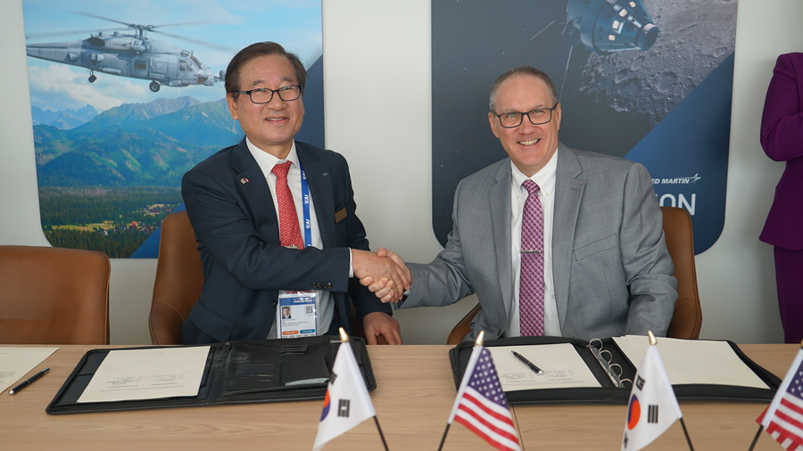 ▲ 강구영 KAI 사장(왼쪽), 프랭크 세인트 존 록히드마틴 최고운영책임자가 전략적 협력분야 확장을 위한 MOU 체결식에 참석했다.  ⓒKAI