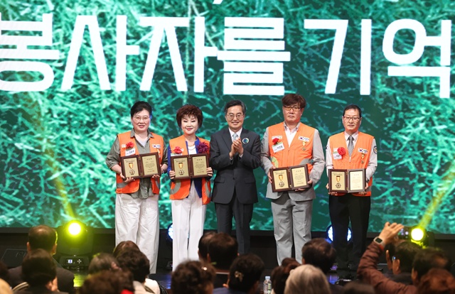 ▲ 김동연 경기도지사가 지난 17일 화성시 SINTEX에서 열린 2025년 경기도 자원봉사대회에 참석해 우수 자원봉사자 인증패 수여를 하고 기념촬영을 하고 있다. ⓒ경기도 제공