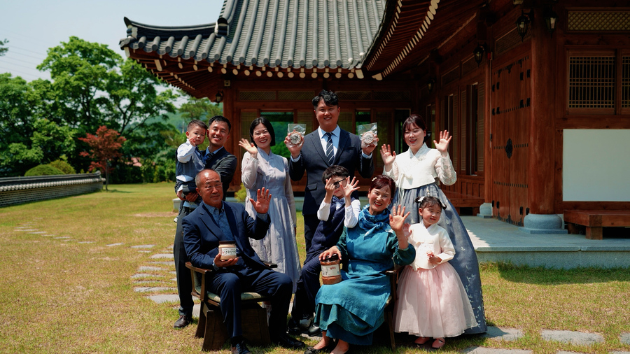 ▲ 경남 양산에서 된장 등을 생산 및 판매하는 김민혁 대표의 가족사진 ⓒ쿠팡