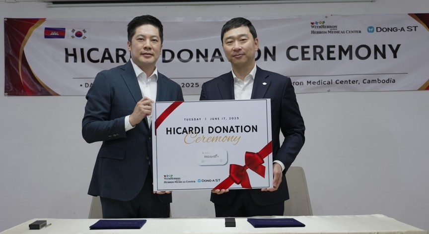 ▲ 하이카디 지원  업무 협약식에서  동아에스티 정재훈 사장(사진 오른쪽)과 헤브론의료원 진은경 상임이사가 기념사진을 촬영하고 있다. ⓒ동아에스티