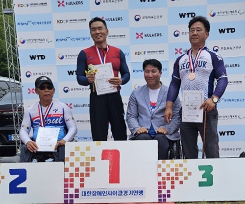▲ 세종시를 대표하는 장애인 사이클 선수 신의현이  지난 14일 전북 익산에서 열린 ‘2025 전국장애인사이클도로독주대회’에서 금메달을 목에 걸고 기뻐하고 있다.ⓒ세종시