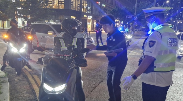 ▲ 세종남부경찰서가 지난 17일 밤 나성동 상가 주변 BRT 도로 일대에서 세종시청·한국교통안전공단과 함께 이륜차 법규 위반에 대한 합동 단속을 벌이고 있다.ⓒ세종남부경찰서