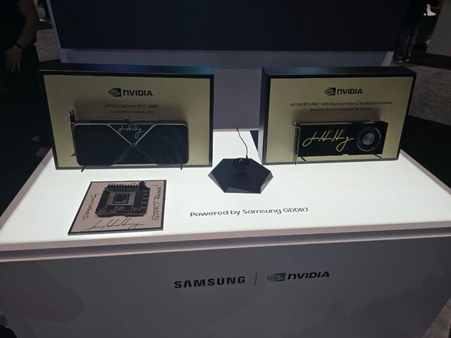 ▲ 젠슨 황 엔비디아 CEO가 친필 사인한 삼성전자의 'GDDR7' 제품 전시 모습 ⓒ뉴시스(독자제공)