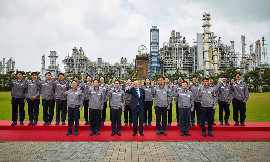 ▲ 김승연 한화그룹 회장(가운데)이 한화토탈에너지스 대산공장 임직원들과 위기극복의 의지를 다지는 기념사진을 촬영하고 있다. ⓒ한화그룹