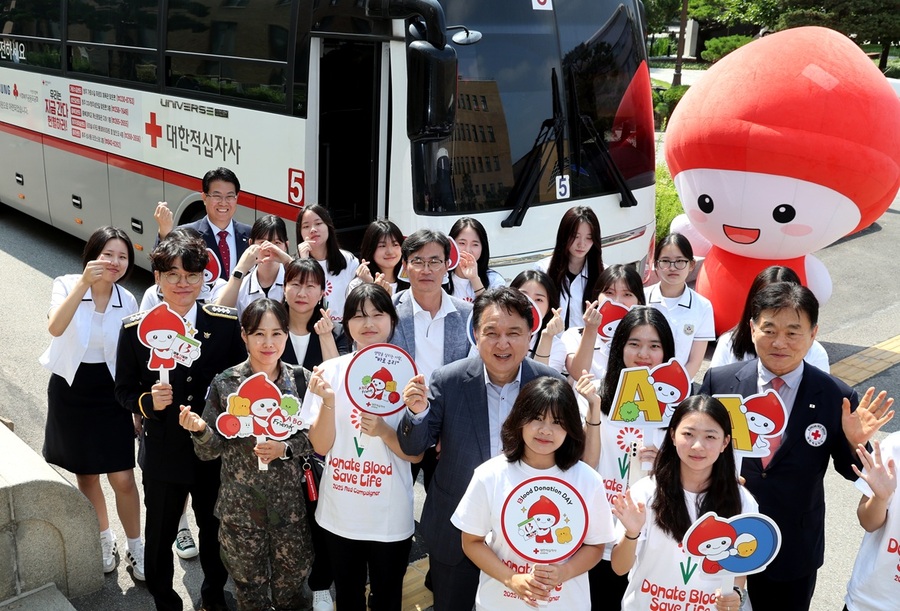 ▲ 충북도는 18일 도청에서 ‘2025년 충북도민 헌혈의 날 선포식’을 개최하고 참가자들과 김영환 도지사가 기념촬영을 하고 있다. ⓒ충북도
