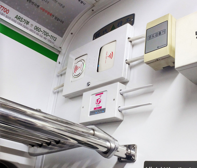 ▲ 지하철 내 이동통신 3사 와이파이.ⓒLG유플러스