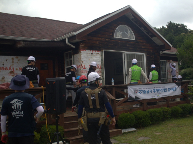 ▲ 한국토지주택공사 임직원과 주한미군 장병들이 개보수공사를 실시하고 있다. ⓒLH