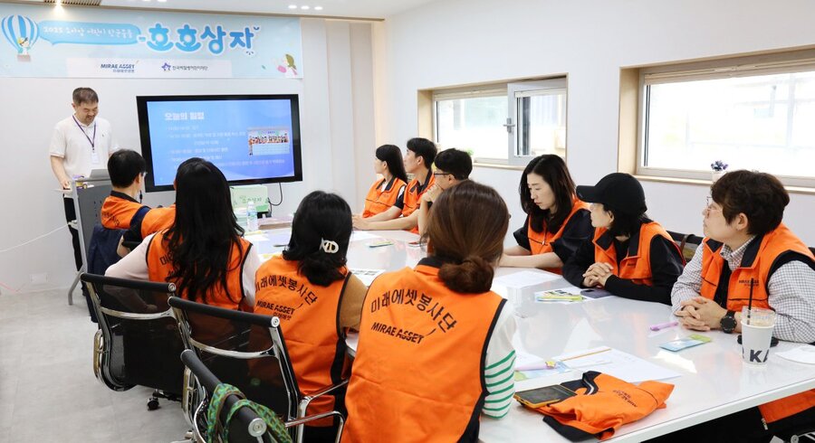 ▲ 미래에셋생명은 생명보험사회공헌위원회와 공동으로 소아암 환자를 돕기 위한 항균키트 ’호호상자’ 800개를 한국백혈병어린이재단에 전달했다. ⓒ미래에셋생명