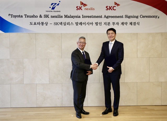 ▲ (왼쪽부터) 도요타통상 사고 아키히로 CEO와 류광민 SK넥실리스 대표가 18일 서울 종로구 본사에서 투자계약식을 체결하고 기념촬영을 하고 있다. ⓒSKC