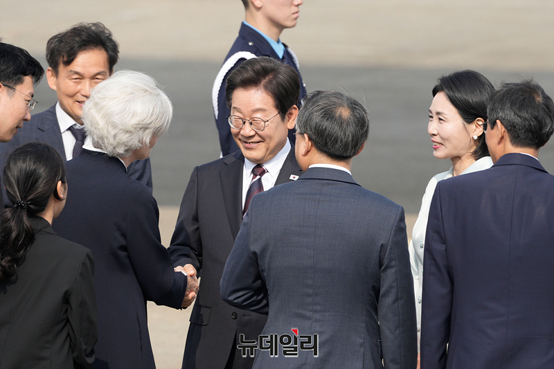 ▲ 주요 7개국(G7) 정상회의에 참석하는 이재명 대통령이 16일 오후 경기 성남시 서울공항에서 타마라 모휘니 주한 캐나다 대사와 인사를 나누고 있다. ⓒ경기 성남=서성진 기자