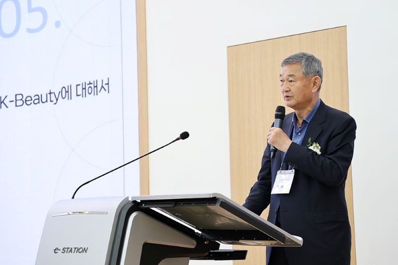 ▲ 이경수 코스맥스 회장이 단국대에서 특강을 하고 있다.ⓒ단국대