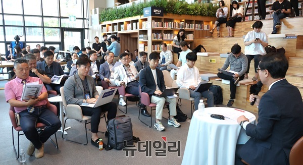 ▲ 박희조 대전 동구청장이 18일 구청에서 취임 3주년 기자회견을 통해 3년간의 주요 성과와 향후 구정 운영 방향을 밝혔다.ⓒ김경태 기자