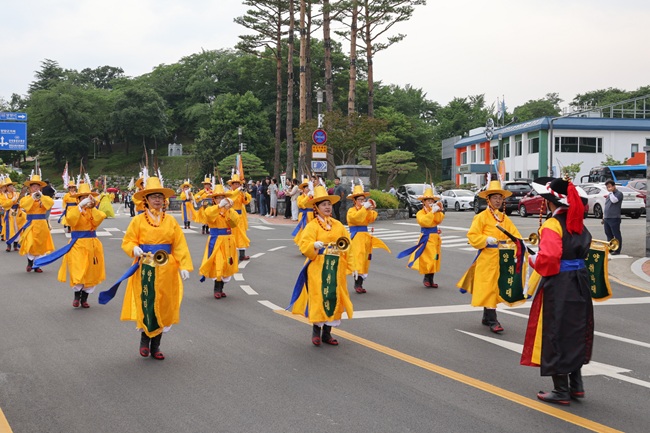 ▲ 양양군민의 대화합 향토문화제인 '제47회 양양문화제'가 오는 19일부터 21일까지 3일간 양양남대천 수변공원 일원에서 개최된다.지난해 열린 양양문화제 장면.ⓒ양양군