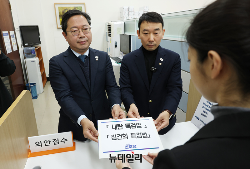 ▲ 김승원 더불어민주당 법제사법위원회 야당 간사와 김용민 원내수석부대표가 9일 오전 국회 의안과에 '내란특검법'과 '김건희특검법'을 제출하고 있다. ⓒ이종현 기자