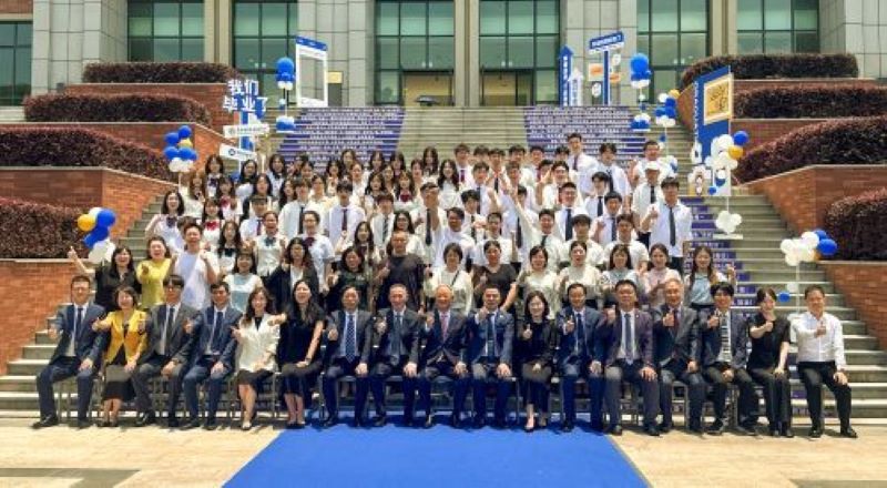 ▲ 백석대-가흥남양직업기술대 중외합작 졸업식에서 졸업증서를 수여받고 양대학 관계자들과 기념촬영을 촬영하고 있다.ⓒ백석대