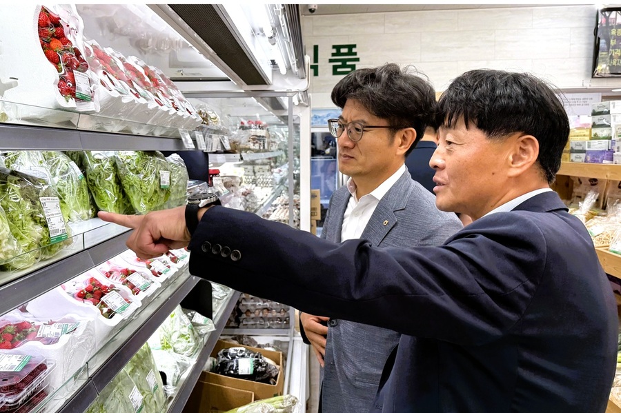 ▲ 박상민(왼쪽) 충북농협 경제 부본부장이 제천단양축산농협 하나로마트에서 최우영 해당 농협 상임이사와 식품 안전을 점검하고 있다. ⓒ충북농협