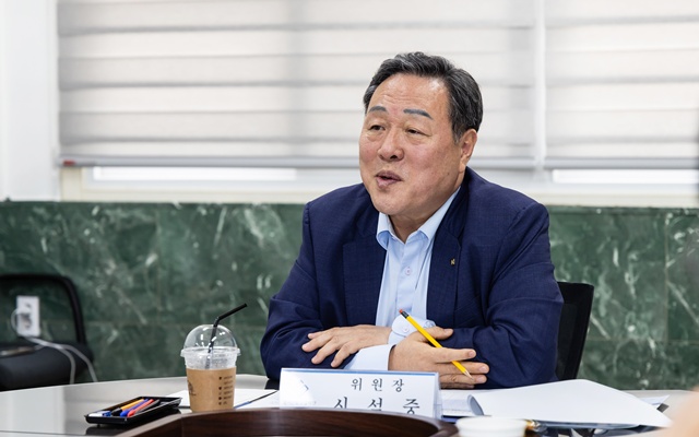 ▲ 시석중 경기신용보증재단 이사장이 18일 안성시에 위치한 은성화학(주)에서 개최한 '2025년 제2회 고객자문위원회'에서 발언하고 있다. ⓒ경기신용보증재단 제공