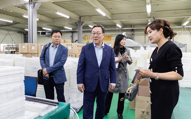 ▲ 시석중 경기신용보증재단 이사장이 18일 안성시에 위치한 은성화학(주)을 찾아 생산 제품을 둘러보고 있다. ⓒ경기신용보증재단 제공