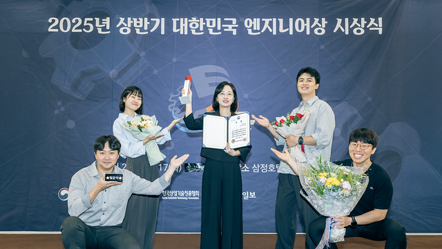 ▲ '2025 대한민국 엔지니어상'을 수상한 손윤익 SK하이닉스 미래기술연구원 DPERI조직 팀장과 팀원들 모습 ⓒSK하이닉스 뉴스룸