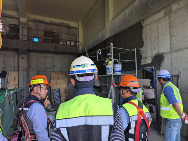 ▲ 전재식(왼쪽 첫번째) 한신공영 대표이사가 17일 충남 아산시의 토목 공사 현장에 방문해 근로자들에게 안전 수칙 준수를 당부하고 있다.ⓒ한신공영