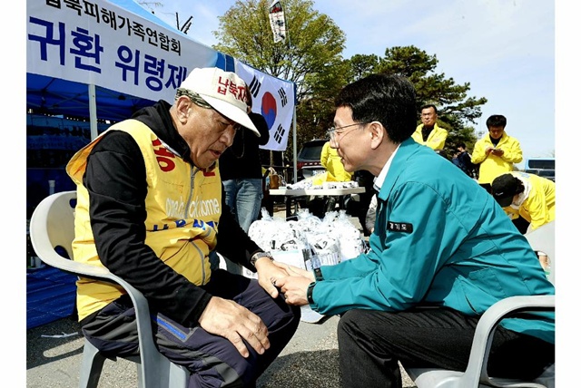 ▲ 김성중 경기도 행정1부지사가 지난 4월 23일 파주 임진각 국립 6.25.전쟁 납북자기념관 앞에서 납북자가족의 고충을 청취하고 있다. ⓒ경기도 제공