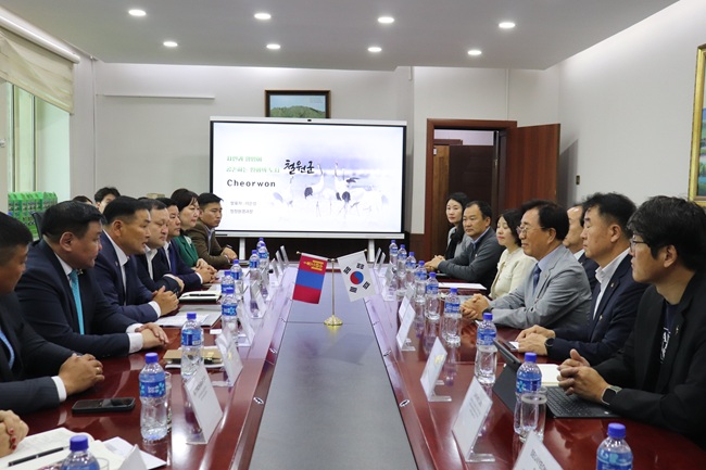▲ 이현종 철원군수가 몽골 켄티이주 칭기즈시를 방문해 양 지역 간 국제교류 강화를 위한 공식 회의를 개최했다.ⓒ철원군