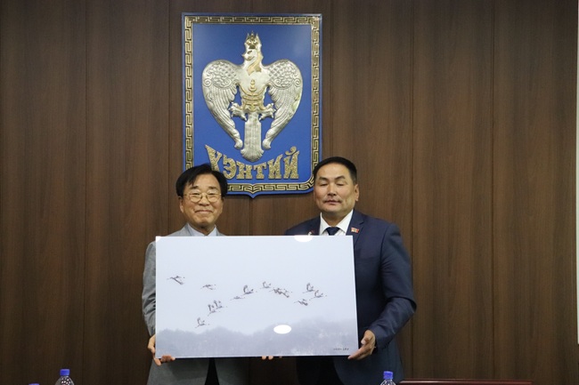 ▲ 이현종 철원군수가 몽골 켄티이주 칭기즈시를 방문해 양 지역 간 국제교류 강화를 위한 공식 회의를 개최했다.ⓒ철원군