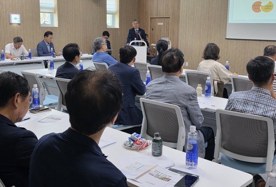 ▲ 청주시는 18일 청원구 내수읍 초정치유마을에서 ‘청주시 정책자문 시민 100인 위원회 주요 사업장 현장점검 및 자문회’를 개최했다. ⓒ청주시