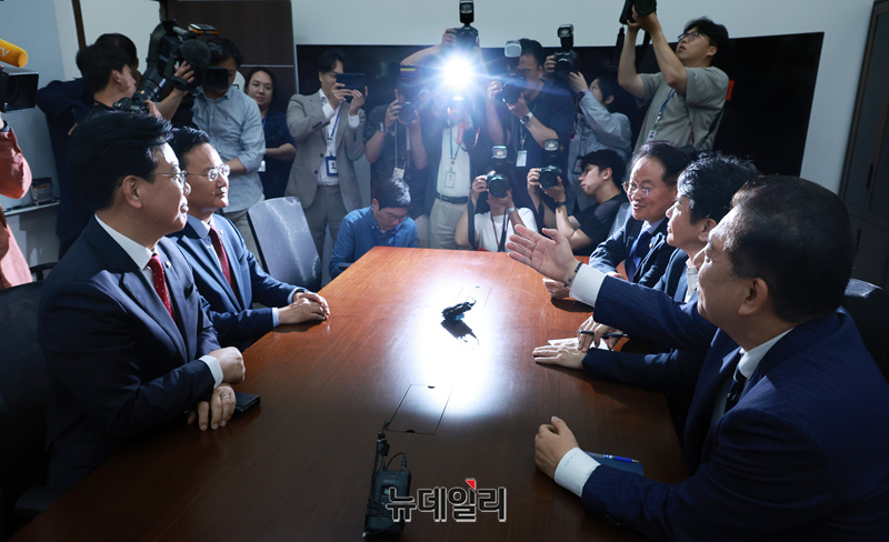 ▲ 김병기 더불어민주당 당대표 직무대행 겸 원내대표와 송언석 국민의힘 원내대표가 18일 오후 국회 민주당 원내대표실에서 회동을 하고 있다. ⓒ이종현 기자