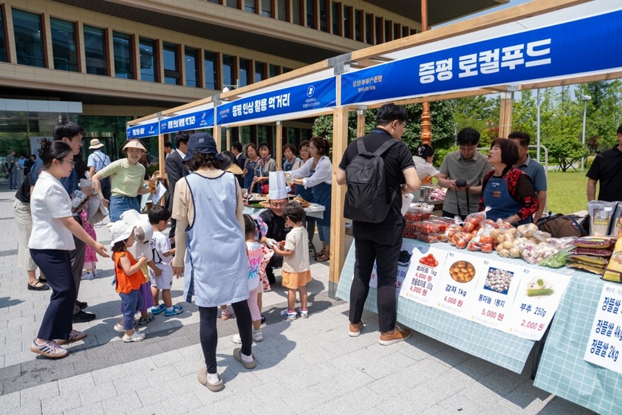 ▲ 18일, 서울 여의도 국회 소통관 앞 광장에서 ‘삼삼(蔘蔘)한 증평, 빛이 나는 오늘... 국회 농특산물 홍보 및 판매전’이 열렸다.ⓒ증평군