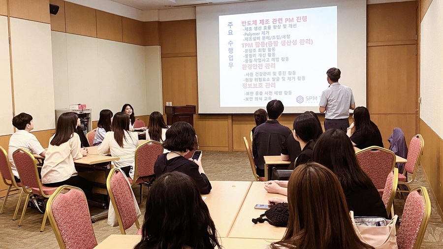 ▲ 이 대학교는 최근 경주 마우나오션리조트에서 ‘2025학년도 반도체 직무 아카데미 세미나’를 열고, 반도체 분야 실무형 인재 양성을 위한 산학 협력 체계 구축에 첫발을 내디뎠다.ⓒ영진전문대