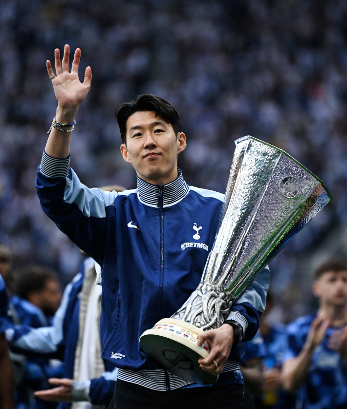 ▲ 손흥민이 유로파컵 우승컵을 들고 있다. /연합뉴스