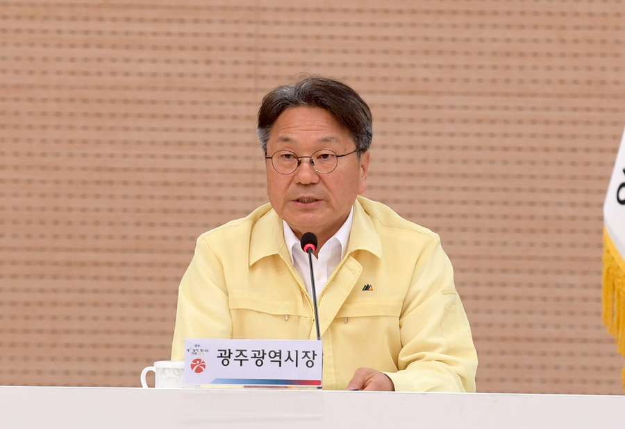 ▲ 강기정 광주광역시장이 18일 오전 시청 중회의실에서 공공기관장 등이 참석한 가운데 열린 골목경제 상황회의에 참석, 기관별 소비촉진 및 골목경제 활성화 방안에 대한 토론을 하고 있다. ⓒ광주광역시 제공