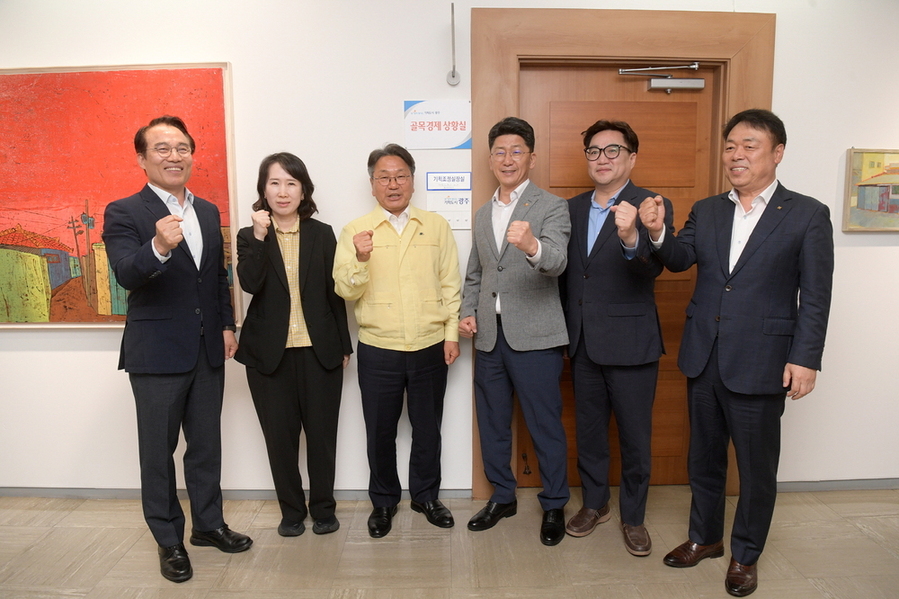 ▲ 강기정 광주광역시장이 18일 오전 시청 기획조정실장실 앞에서 골목경제 상황실 현판 제막을 한 후 기념촬영을 하고 있다. ⓒ광주광역시 제공