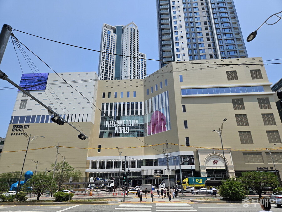 ▲ 청주고속버스터미널이 20일부터 서울, 부산 등 5개 노선 하루 총 99회 운행을 시작한다. 지하 7층부터 지상 49층까지 연면적 약 22만9천㎡ 규모 초대형 복합시설로 조성된 청주고속버스터미널은 건물은 총 2개동으로 청주고속터미널이 자리한 건물은 지하층 주차장, 1층 청주고속터미널·커넥트현대, 2~5층 커넥트현대, 6~7층 메가박스, 8~48층 힐스테이트 청주 센트럴, 49층 스카이라운지로 구성됐다.ⓒ중부매일 홈페이지 캡처