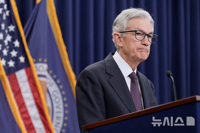 ▲ 제롬 파월 미국 연방준비제도(Fed, 연준) 의장이 워싱턴 D.C. 연준에서 연방공개시장위원회(FOMC) 정례회의 결과 기자회견을 열고 발언하고 있다. 250618 AP/뉴시스. ⓒ뉴시스