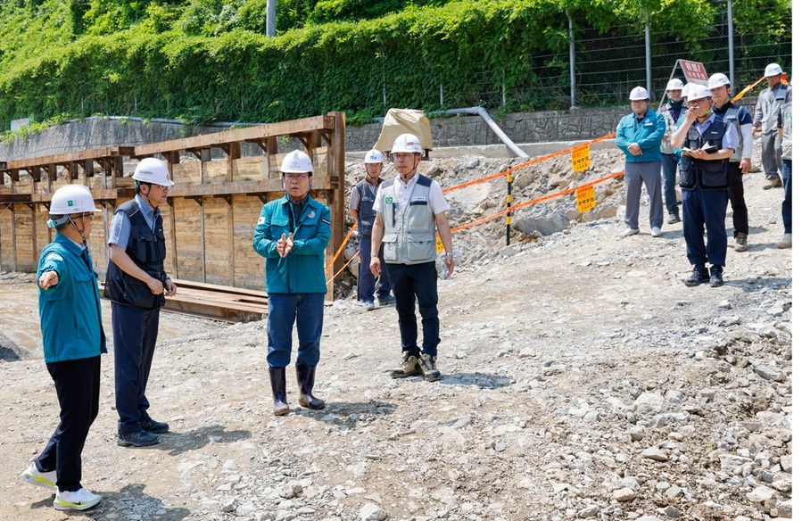 ▲ 김문근 단양군수가 재해 취약지역을 방문해 안전점검을 하고 있다. ⓒ단양군