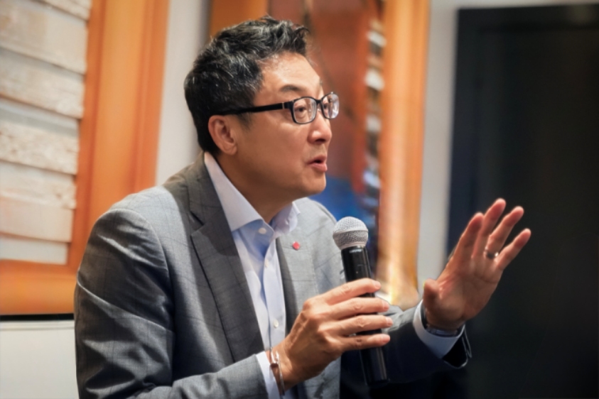 ▲ 18일(현지시간) 기자 간담회에서 발언중인 박제임스 롯데바이오로직스 대표이사. ⓒ롯데바이오로직스