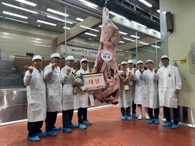 ▲ 경기도가 지난해 개최한 제6회 경기한우 고급육 평가대회에서 대상을 받은 양주축협 김영대 농가 관계자들이 기념촬영을 하고 있다. ⓒ경기도 제공