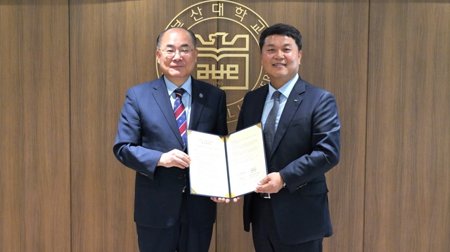 ▲ (왼쪽부터) 부산대학교 최재원 총장과 풀무원푸드앤컬처 이동훈 대표가 기념촬영을 하고 있다.ⓒ풀무원