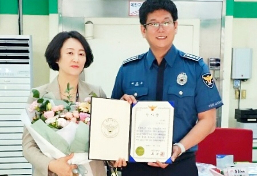 ▲ 최대근 울릉경찰서장이 1억 5000만원 규모의 전기통신금융사기(보이스피싱 등) 피해를 예방한 농협 직원에게 감사장을 전달하고 있다.ⓒ울릉경찰서