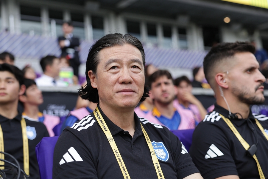 ▲ 김판곤 울산 감독은 마멜로디와 경기에서 스리백을 들고 나왔다. 다음 경기에서 어떤 변화를 줄 지 귀추가 주목되고 있다.ⓒ울산HD 제공