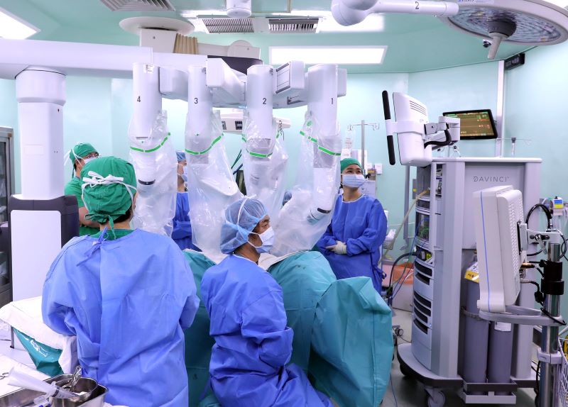▲ 정밀하게 조종되는 4개의 로봇팔로 수술을 진행하고 있는 모습.ⓒ단국대병원