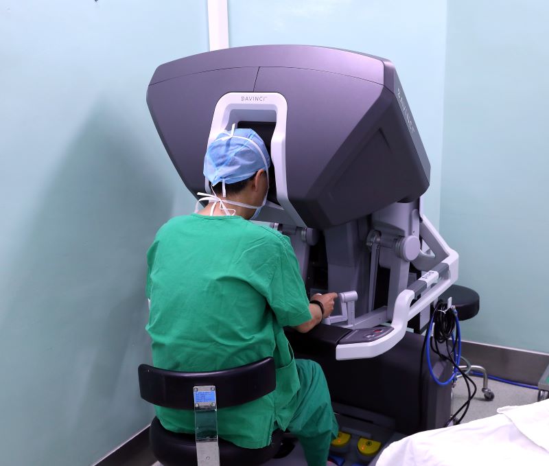 ▲ 의료진이 다빈치Xi 서전 콘솔에서 로봇수술을 집도하고 있다.ⓒ단국대병원
