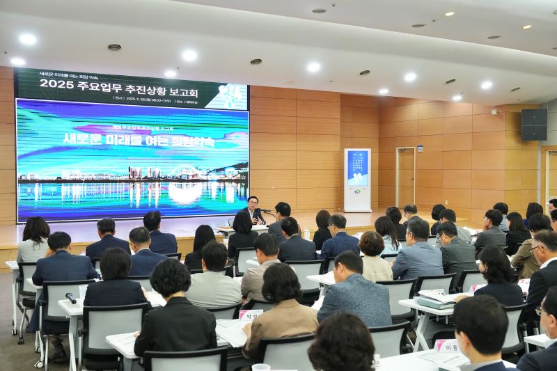 ▲ 김석필 천안시장 권한대행 부시장이 상반기 주요업무 보고를 받고 있는 모습.ⓒ천안시